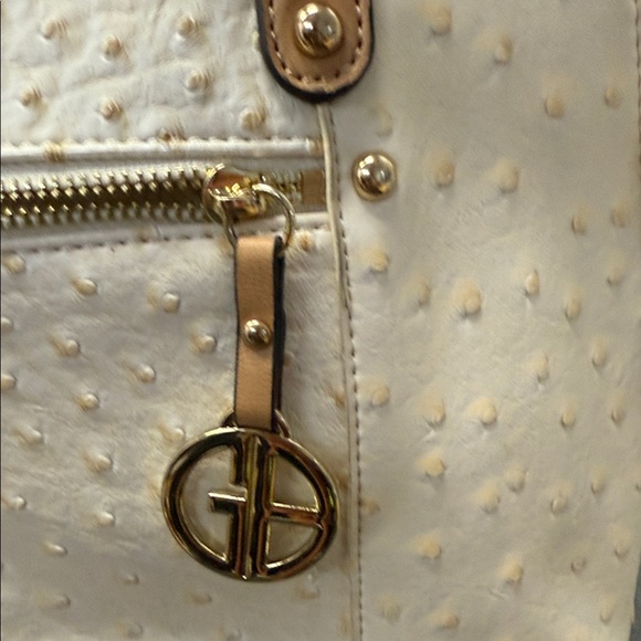 Giani Bernini Cream Shoulder Bag - Picture 4 of 11